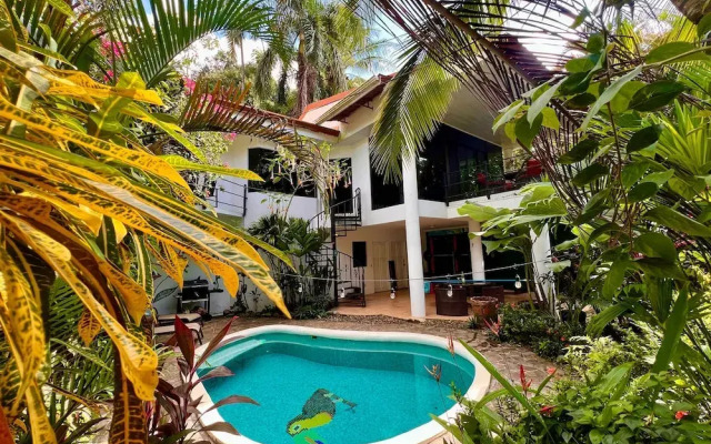 Beautiful private villa w private pool