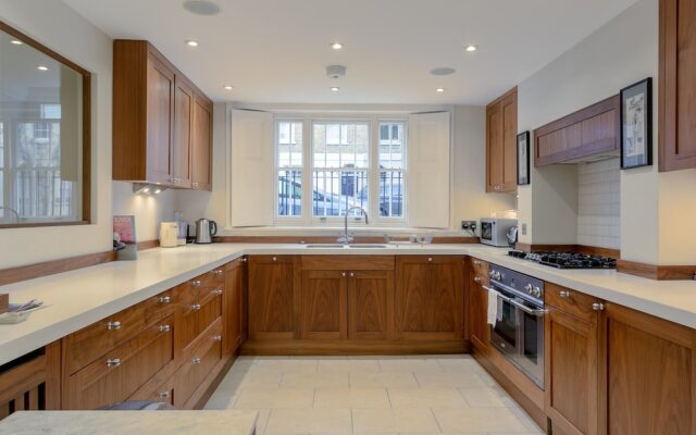 4 Bedroom Family House in Shepherd's Bush