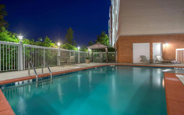 Comfort Suites near Birkdale Village- Huntersville