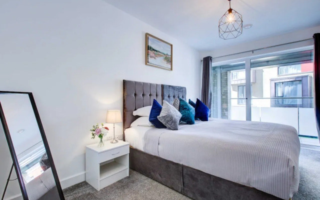 Modern Greenwich Flat With Parking