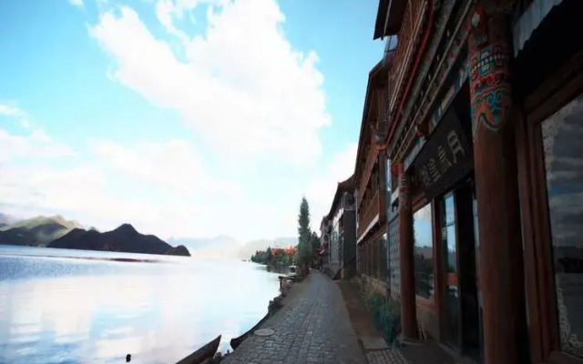 Lugu Lake Confused Years Inn