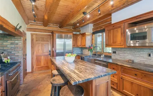 Slopeside Lodge