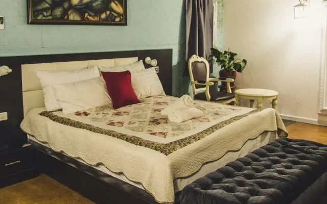 Neve Bar boutique hotel in the village