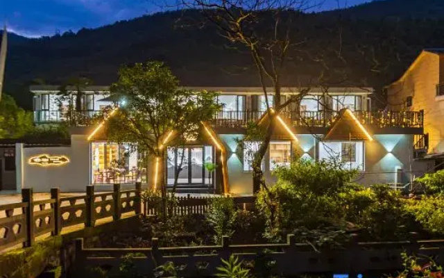 Jiulong Lake Youjianshan B&B