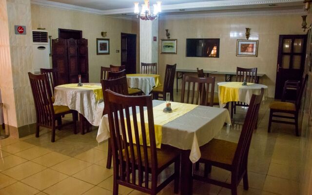 Dees Hotels, Apartments and Suites