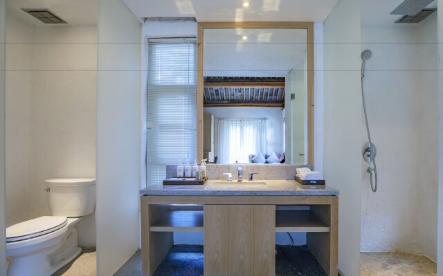 Arro Khampa by Zinc Journey Lijiang