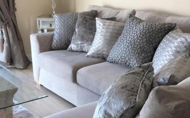Luxury 3 Bed Home by the Lake