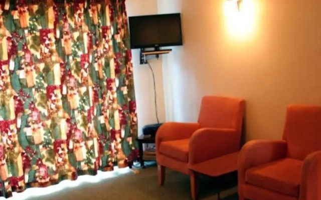 12 White Star Motel