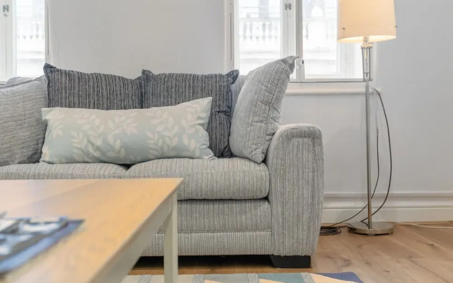 Large & Bright 1 Bed Flat In Piccadilly Circus
