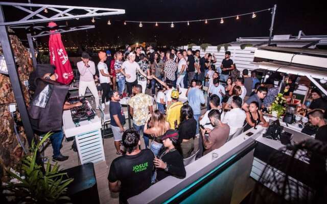 Gatto Blanco Party Hotel