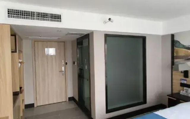 H Hotels (Xingyi Jichang Avenue)