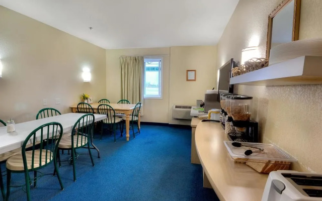 Motel 6 Claresholm Ab