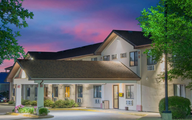 Super 8 by Wyndham Knoxville