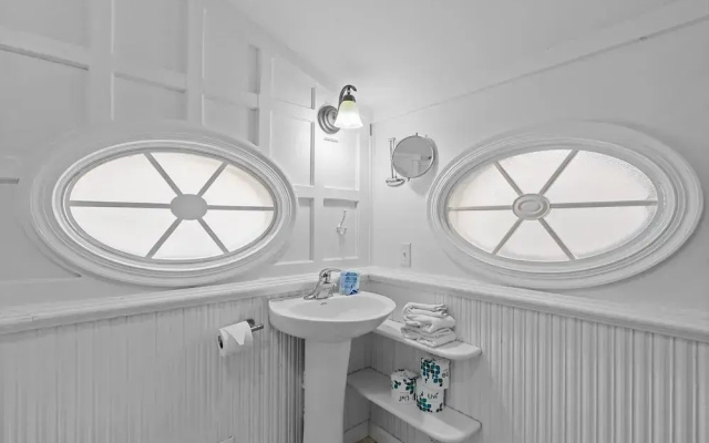 Mr. Bennie's Cafe 2 Bedroom Home by RedAwning