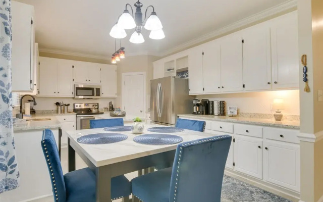 Lakefront Raleigh Retreat ~ 7 Mi to Downtown!