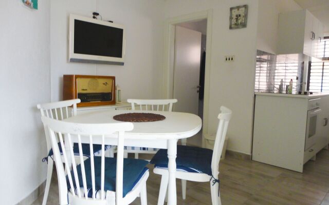 Apartment Petar - 30 m from sandy beach: A2 Nin, Zadar riviera
