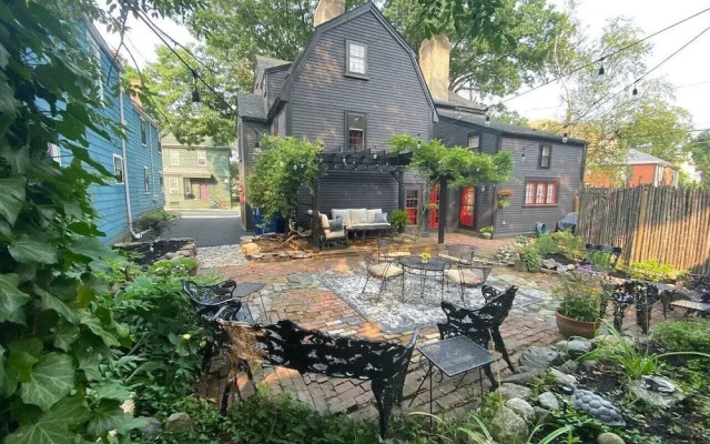 Silsbee's by Daniels House