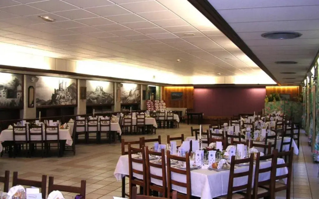 Hôtel-Restaurant La Crèche et sa piscine intérieure - Logis Hôtels