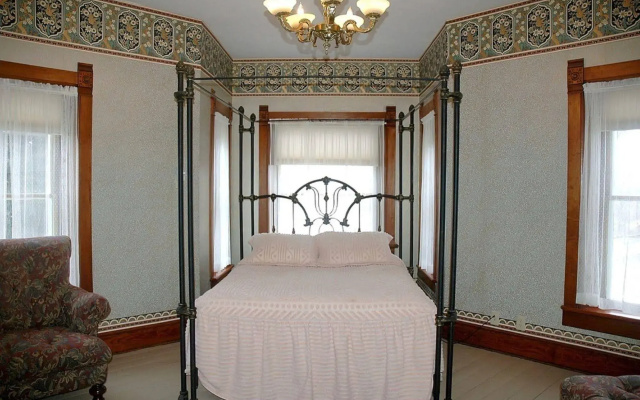 Nauvoo Grand Bed & Breakfast