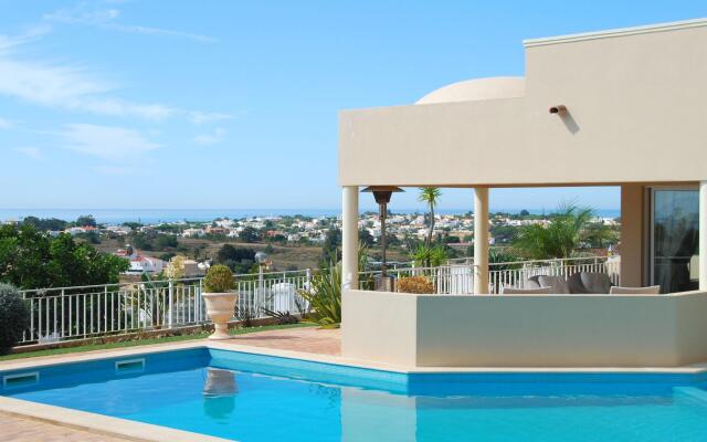 Lavish Villa in Albufeira With Private Swimming Pool