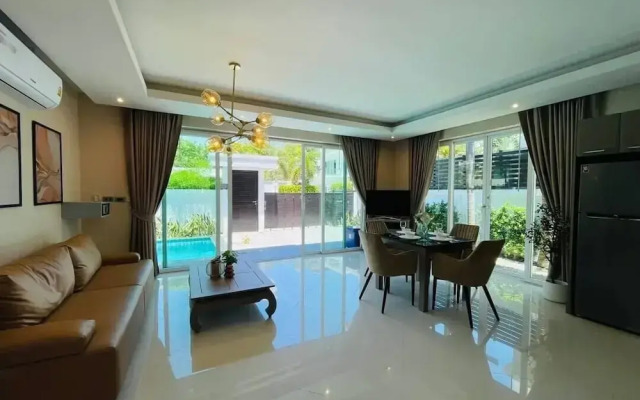 Palm Oasis Pool Villa by Pattaya Holiday