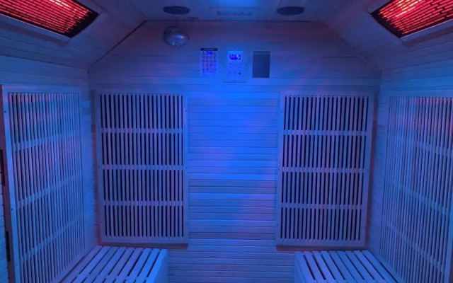 Relaxing Getaway With Hot Tub & Sauna Sleeps 6