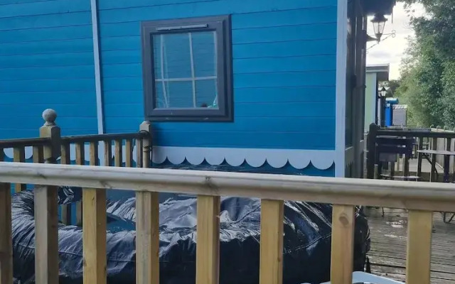 Glamping Hut - Riverview 3