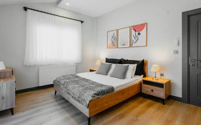 Stylish Flat w Balcony Near Lara Beach