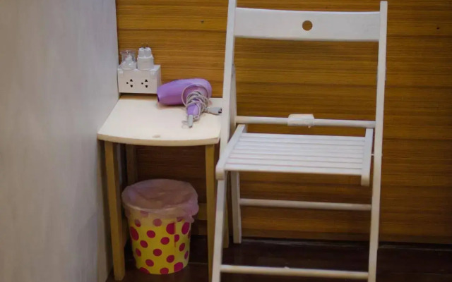 Bed & Butler Hostel