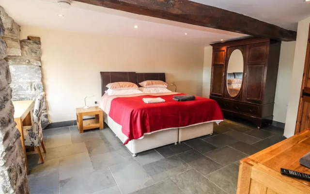 Maestyddyn Farm House