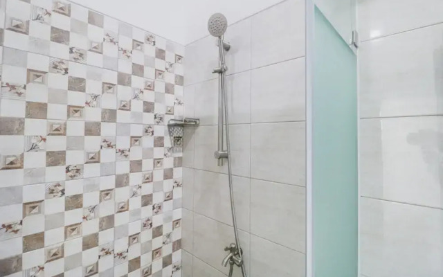 RedDoorz Plus near Living Plaza Jababeka