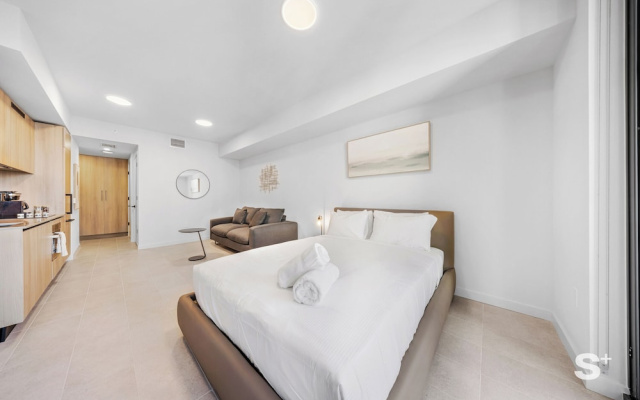 Cozy & Spacious Studio - City Views