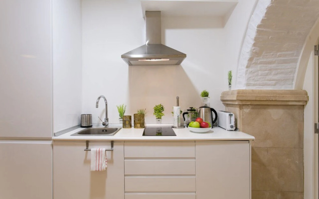 ALTIDO Modern Apt for 5 w/ workspace&private entrance, moments from Lisbon Cathedral