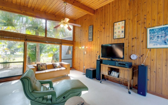 2 Mi to Riverwalk: Palmetto Gem w/ Fire Pit & BBQ