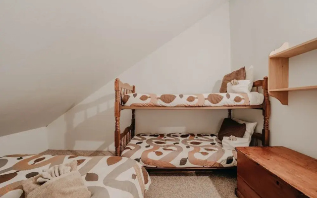 57sw - Fireplace - Wifi -  Sleeps 6 2 Bedroom Home by RedAwning