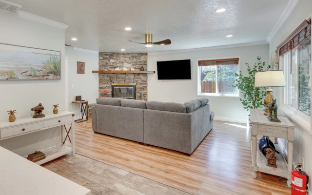 Near Slopes & Shores: Pet-friendly Sugarloaf Gem