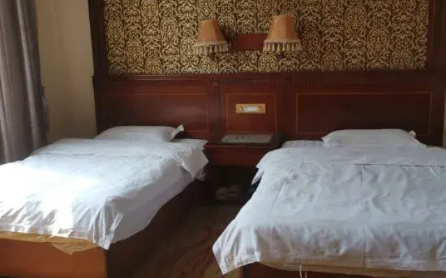 Longlin Huilong Business Hotel