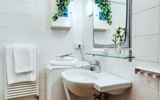 Elegant 1Br Flat in Amazing Central Location!