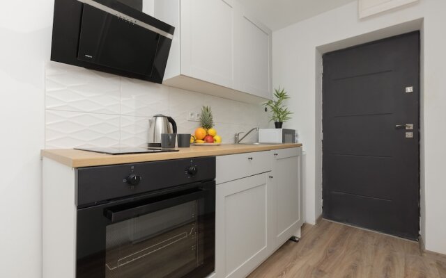 Beige Studio in City Center by Renters