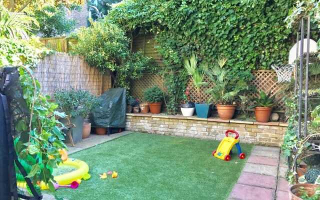 Stylish 2 Bedroom Flat With Large Garden