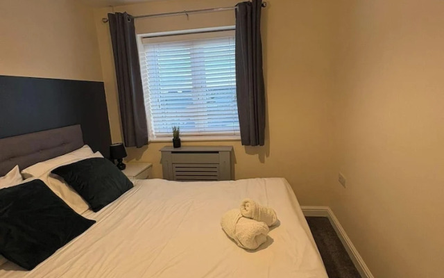 Spacious 3-bed House - Sleeps 8, Garden & Parking