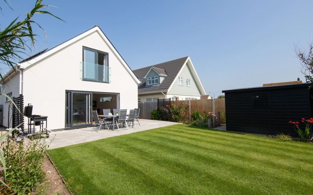 3BR Stylish Home Sea View Walk to East Wittering