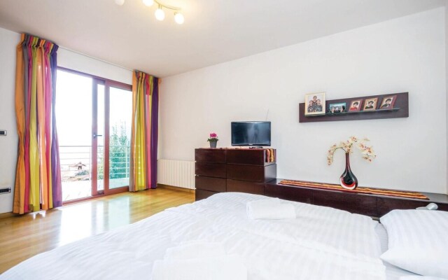 Beautiful Home in Rijeka With Wifi and 5 Bedrooms