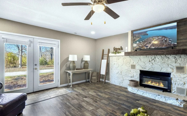 White Oak Landing Spacious 6 BDR w/ Boat Slip!