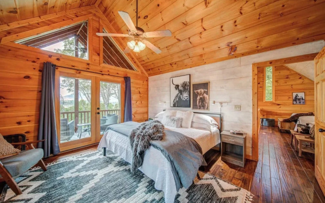 Gorgeous & Secluded 3 BDR Cabin in Mineral Bluff!