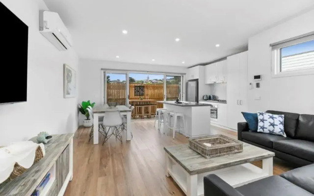 CASA EMEC- 500m To The Beach Or Main Strip!