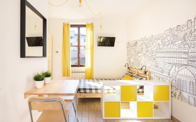 A Yellow Touch - Modern Studio in Isola Milano