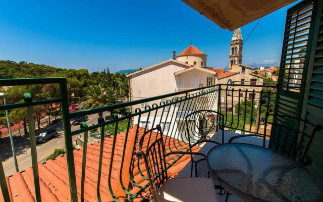 Srzi - A5(4+1) In Makarska