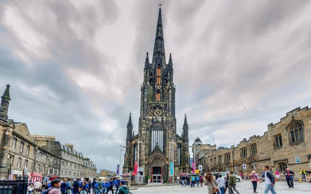 JOIVY Royal Mile Tower Apartment