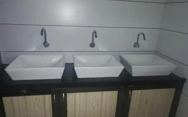 Airport Hostel 13